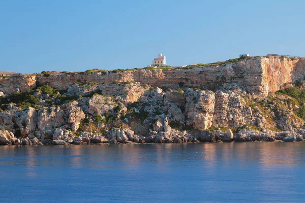 Costa empinada de cabo Punta de s 'Espero. Menorca, España — Foto de Stock