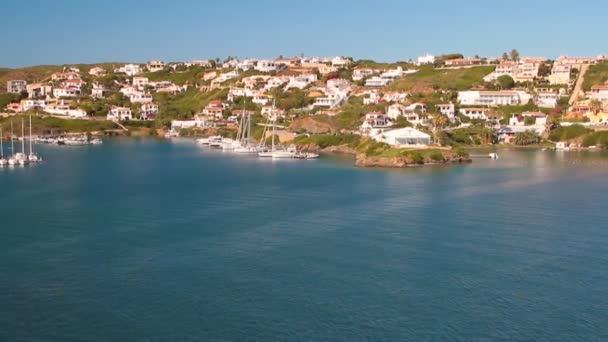 Cidade na costa do golfo do mar. Mahon, Minorca, Espanha — Vídeo de Stock