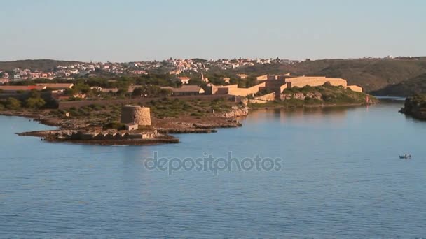 Defensiva verk på ingången till fjorden. Mahon, Menorca, Spanien — Stockvideo