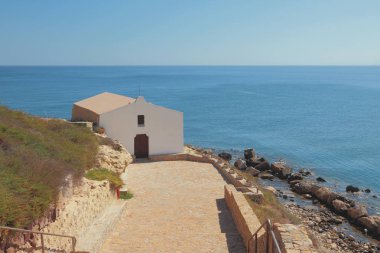 Kilise deniz kıyısında. Porto Torres, İtalya