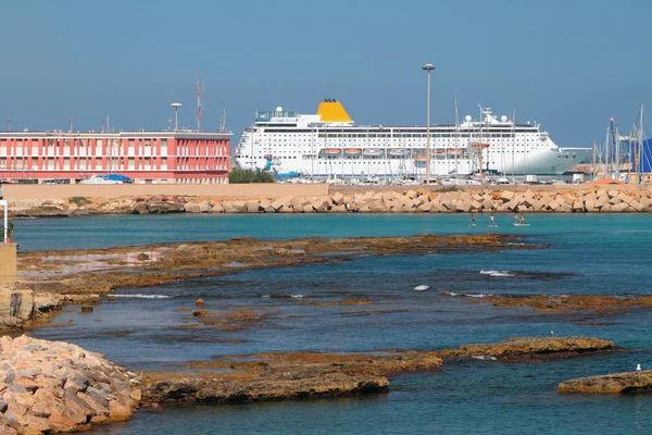 Sığ su gemisi limanda Körfezi ve cruise. Porto Torres, İtalya — Stok fotoğraf