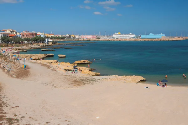 Písečná pláž na pobřeží moře zálivu. Porto Torres, Itálie — Stock fotografie