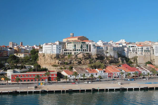 Embankment e cidade. Mahon, Minorca, Espanha — Fotografia de Stock