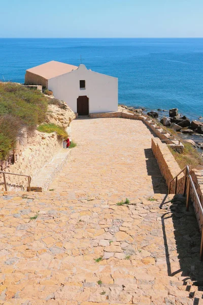 Costa do mar e igreja. Porto-Torres, Itália — Fotografia de Stock