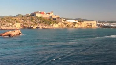 Deniz Körfezi'nin kıyısında müstahkem şehir. Ibiza, İspanya