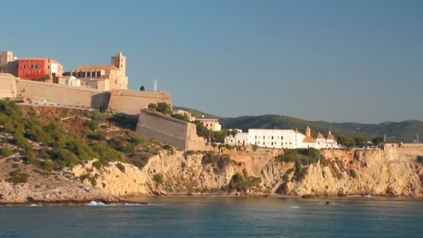 Ősi vár és város meredek-tenger partján. Ibiza, Spanyolország — Stock videók