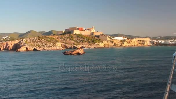 Zee, Golf en versterkte stad aan de wal. Ibiza, Spanje Spanje — Stockvideo