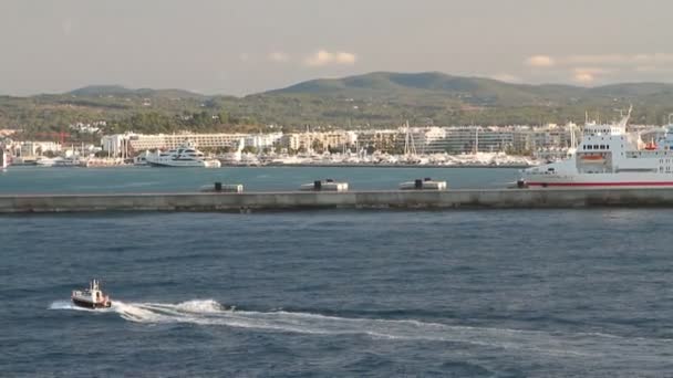 Área de agua de puerto y ciudad. Ibiza, España — Vídeos de Stock