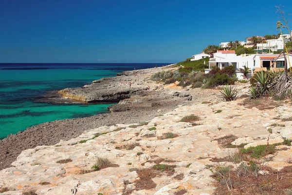 Pobřeží Středozemního moře. Punta Prima, Menorca, Španělsko — Stock fotografie