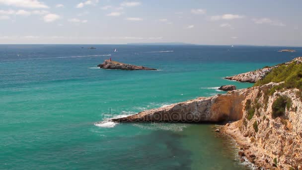 海と岩の海岸。イビサ島、スペイン — ストック動画