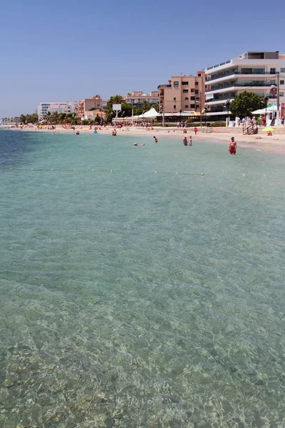 En la conocida Playa den Bossa. Ibiza, España — Foto de Stock