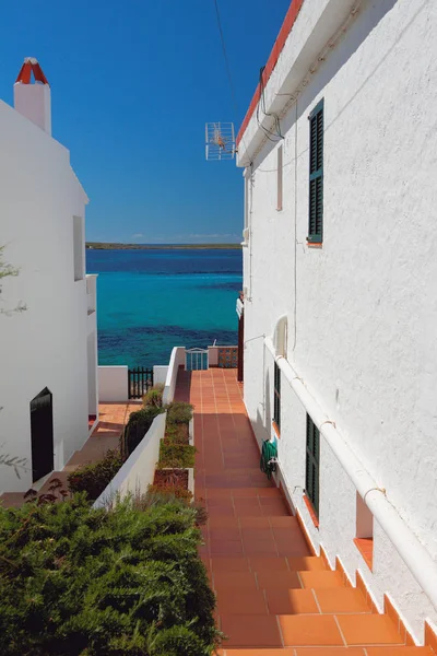 Alley para o mar. Punta Prima, Menorca, Espanha — Fotografia de Stock