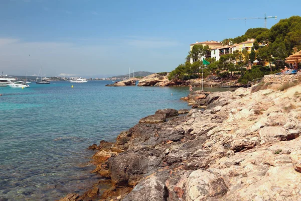 Costa en bahía Cala Xinxell. Palma-de-Mallorca, España — Foto de Stock