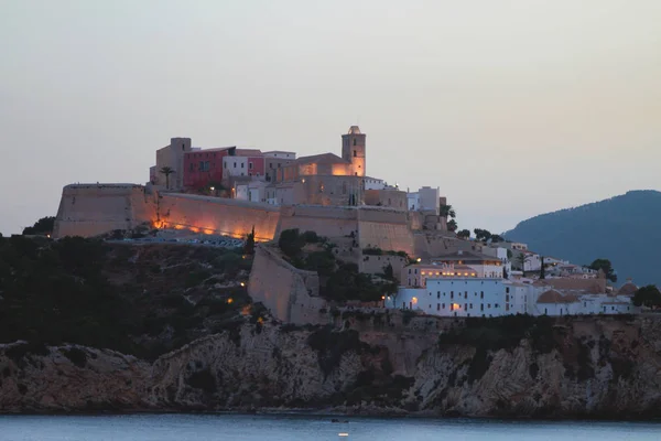 Kayalık kıyısında müstahkem şehir. Ibiza, İspanya — Stok fotoğraf