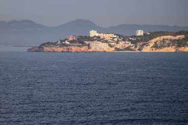 Deniz kıyısında bir yerleşim bölgesinde yaşadığı. Salou, Tarrogona, İspanya