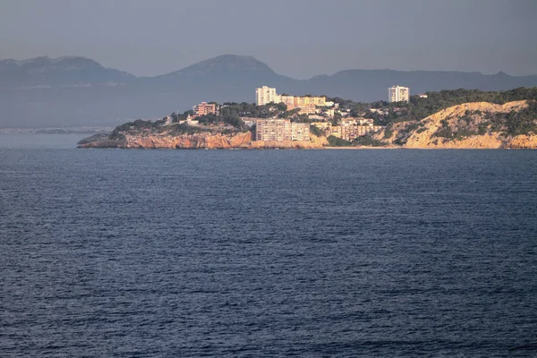 Deniz kıyısında bir yerleşim bölgesinde yaşadığı. Salou, Tarrogona, İspanya