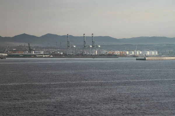 Deniz kıyısında kargo liman. Tarragona, İspanya