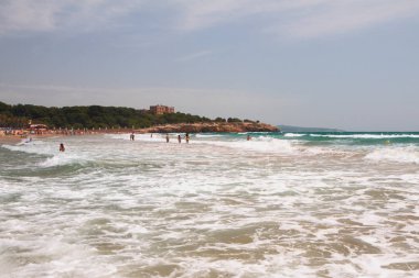Dalgalar ve plaj. Tarragona, İspanya