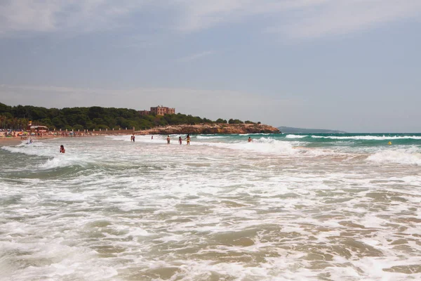 Dalgalar ve plaj. Tarragona, İspanya