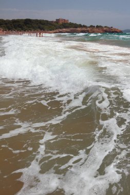 Dalgalar kumsalda çalıştıran. Tarragona, İspanya