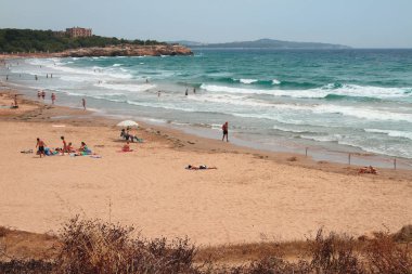 Sandy beach ve fırtınası deniz. Tarragona, İspanya