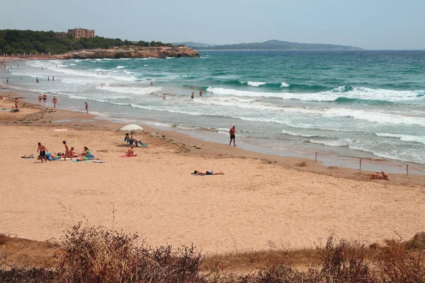 Playa de arena y mar de tormenta. Tarragona, España — Foto de Stock