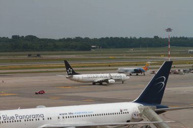 Milan, İtalya - 09 Temmuz 2017: Uçaklar Uluslararası Havaalanı'nda