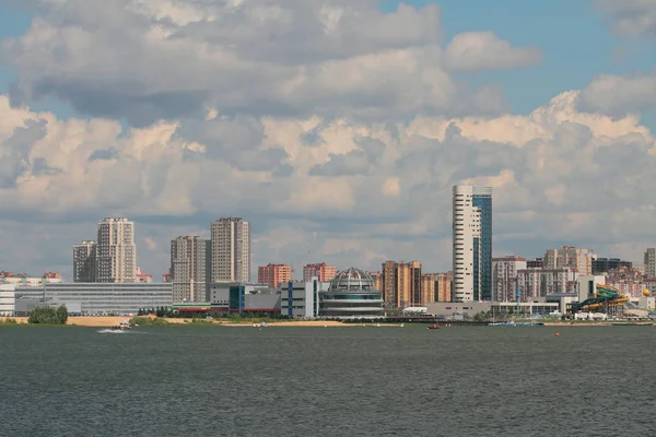 Ciudad en la costa del río. Kazán, Rusia —  Fotos de Stock