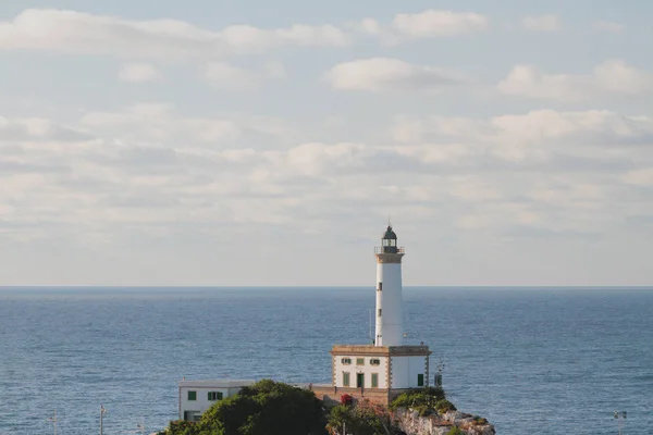 岩と海にビーコンします。イビサ島、スペイン — ストック写真