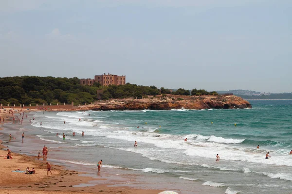 Stormande hav och sandstrand. Tarragona, Spanien — Stockfoto