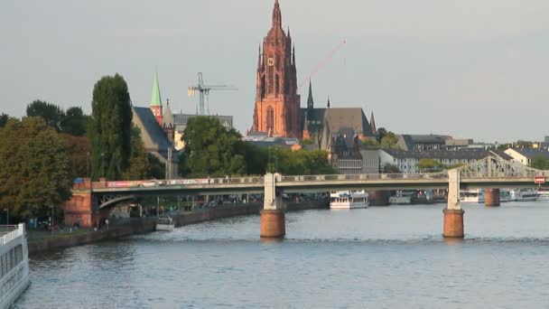 Floden och bil bron Untermainbrcke. Frankfurt am Main, Tyskland — Stockvideo