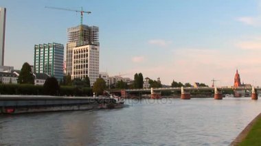 Frankfurt am Main, Almanya - 02 Sep, 2017: nehir, cargoship ve şehir