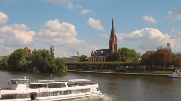 Francfort-sur-le-Main, Allemagne - 01 Sep 2017 : Rivière, bateau à moteur à pied, église 'Three Kings' Dreiknigskirche — Video