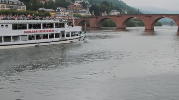 Rivier de Neckar, lopen motor schip, oude brug (Alte Brücke). Heidelberg, aarde Baden-Wrttemberg, Duitsland — Stockvideo