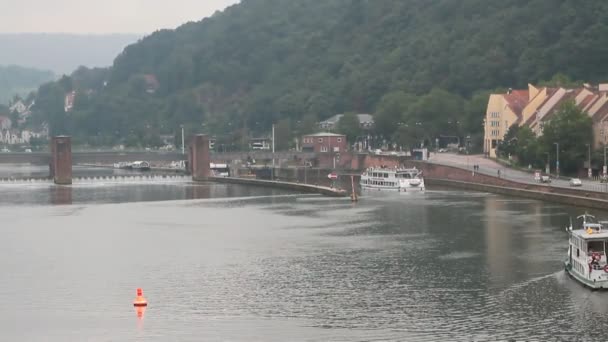 Río, presa, esclusa y nave motora a pie. Heidelberg, Tierra Baden-Wrttemberg, Alemania — Vídeo de stock