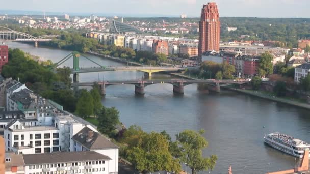 Floden och broar i staden. Frankfurt am Main, Tyskland — Stockvideo