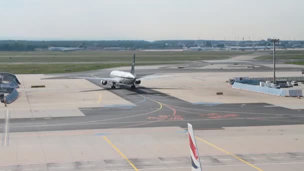 Salida del avión en el despegue. Frankfurt am Main, Alemania — Vídeos de Stock