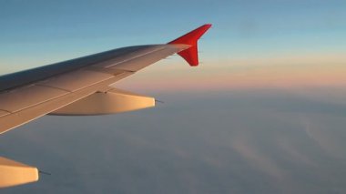 Yolcu uçağı yoğun bulutlu kanatları altına