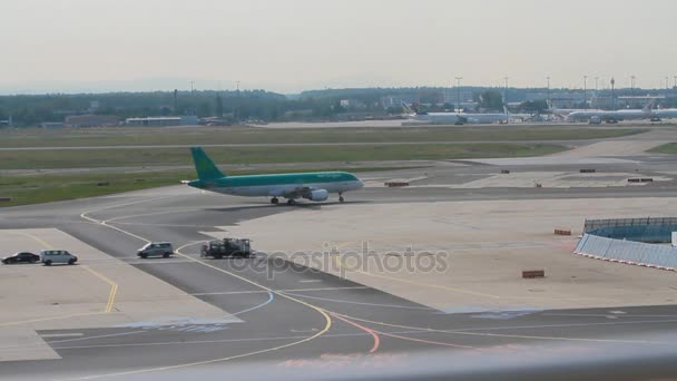 滑行出的飞机在机场起飞。法兰克福，德国 — 图库视频影像