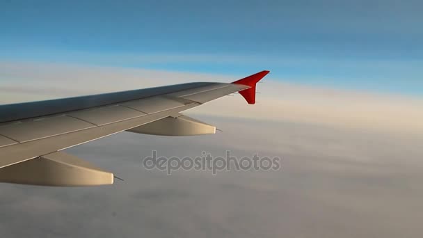 Aile de l'avion de passagers et ciel dense en vol — Video