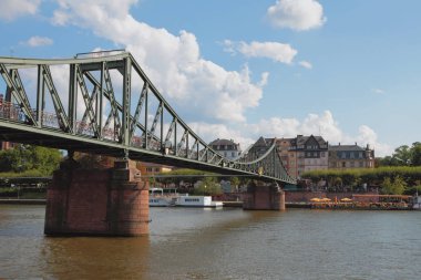 Nehir ve yaya demir köprü. Frankfurt am Main, Almanya