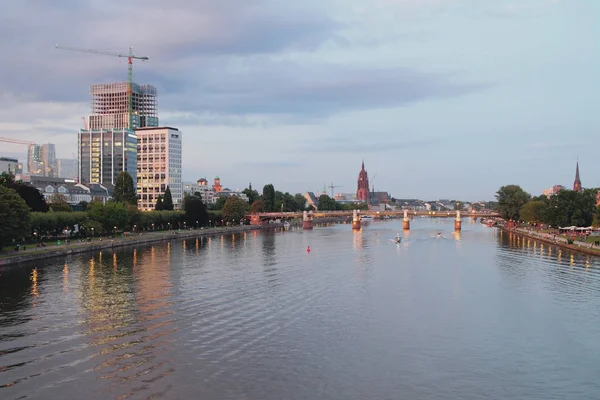 Rzeki i miasta, w godzinach wieczornych. Frankfurt am Main, Niemcy — Zdjęcie stockowe