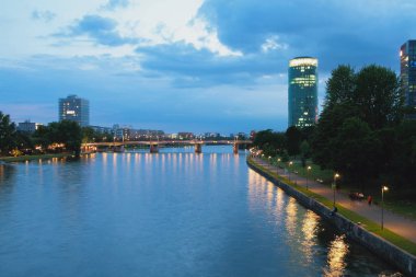 Akşam nehir, köprü ve şehir. Frankfurt am Main, Almanya