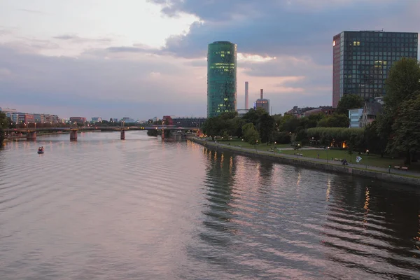 Wieczorem rzeki i miasta. Frankfurt am Main, Niemcy — Zdjęcie stockowe