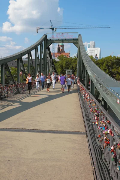 En puente peatonal de hierro. Frankfurt am Main, Alemania —  Fotos de Stock