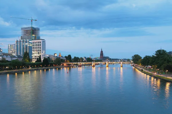 Rzeka, most i city w godzinach wieczornych. Frankfurt am Main, Niemcy — Zdjęcie stockowe