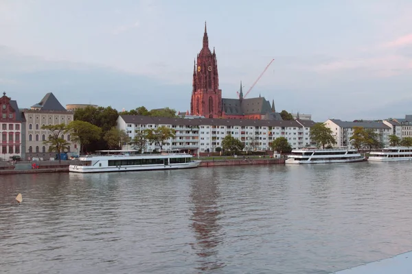 Río, barcos motorizados a pie y catedral. Frankfurt am Main, Alemania — Foto de Stock