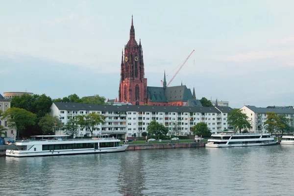 Lopen van motor schepen, de kathedraal en de rivier. Frankfurt am Main, Duitsland — Stockfoto