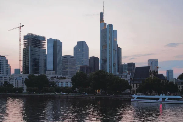 Rzeka, nasyp i nowoczesnego miasta. Frankfurt am Main, Niemcy — Zdjęcie stockowe