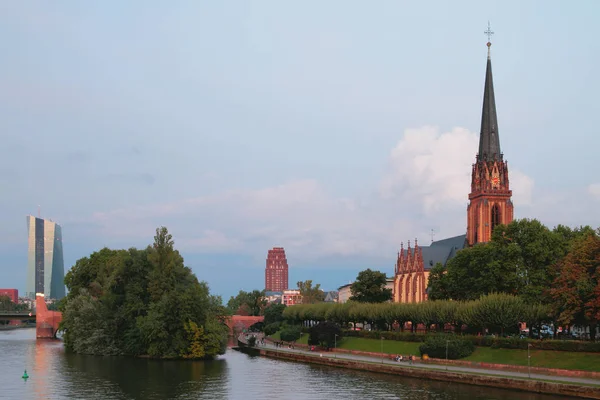 Rivier, de dijk en de kerk "Three Kings". Frankfurt am Main, Duitsland — Stockfoto